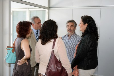Las autoridades hablando con los responsables del centro (foto: Localpres)