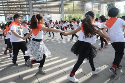 Un momento del baile en la rambla del ferrocarril (foto: Ayuntamiento de Rubí - Localpres).