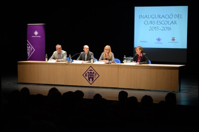 De izquierda a derecha: Lluís Baulenas, Joan Playà ─alcalde de Castellbisbal─, Ana María Martínez e Isabel Méndez ─concejala de Educación de Castellbisbal─ (foto: Localpres)