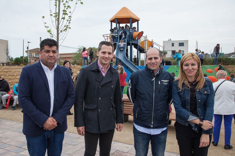 La alcaldesa y el concejal de Deportes, acompañados del arquitecto y del ingeniero responsables de las obras (foto: Localpres)