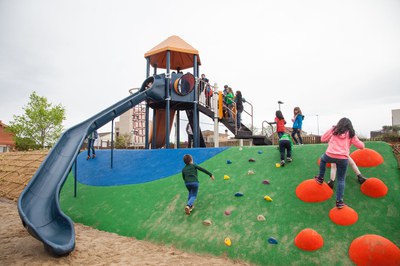 El parque cuenta con varios juegos infantiles multiactividad, pensados para diferentes grupos de edad (foto: Localpres)