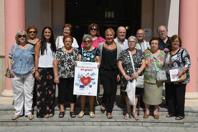 La alcaldesa y la concejala de Personas Mayores Activas, con los miembros del Consejo Consultivo de las Personas Mayores (foto: Ayuntamiento de Rubí - Localpres).