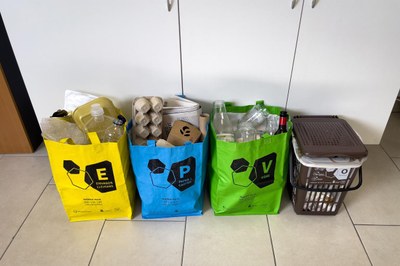 Los cubos permiten separar los envases ligeros, el papel-cartón, el vidrio y la fracción orgánica (foto: Ayuntamiento de Rubí).