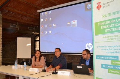 De izquierda a derecha: la responsable técnica del proyecto Rubí Brilla, el concejal del Área de Desarrollo Económico Local y el director de Efinétika.