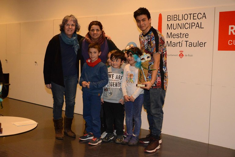 El AMPA de la Escuela 25 de Setembre con el 3er premio (foto: Localpres)