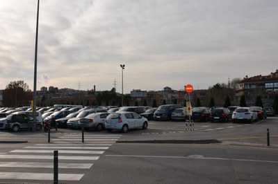 A partir de este viernes, los vehículos no pueden estacionar en la zona más cercana al edificio que alberga el servicio Esport per a Tothom.
