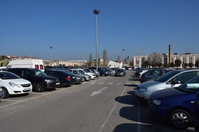 La Policía Local ya ha comenzado a distribuir avisos entre los vehículos estacionados (foto: Localpres).