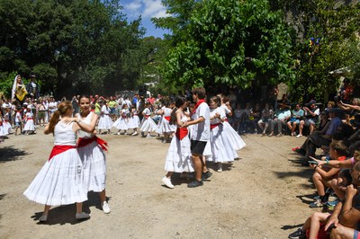 Los y las más jóvenes del Esbart, en la celebración del año pasado (foto: Ayuntamiento de Rubí – Localpres).