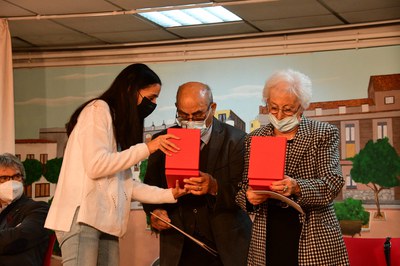 La concejala de Personas Mayores Activas, entregando los reconocimientos municipales a los dos homenajeados (foto: Ayuntamiento de Rubí – Localpres).