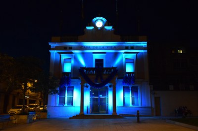 Desde el año 2016, la fachada del Ayuntamiento se ilumina de color azul para conmemorar el Día Mundial de Concienciación sobre el Autismo (foto: Localpres).