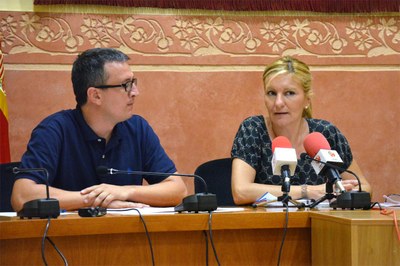 El concejal Rafael Güeto y la alcaldesa, Ana María Martínez.