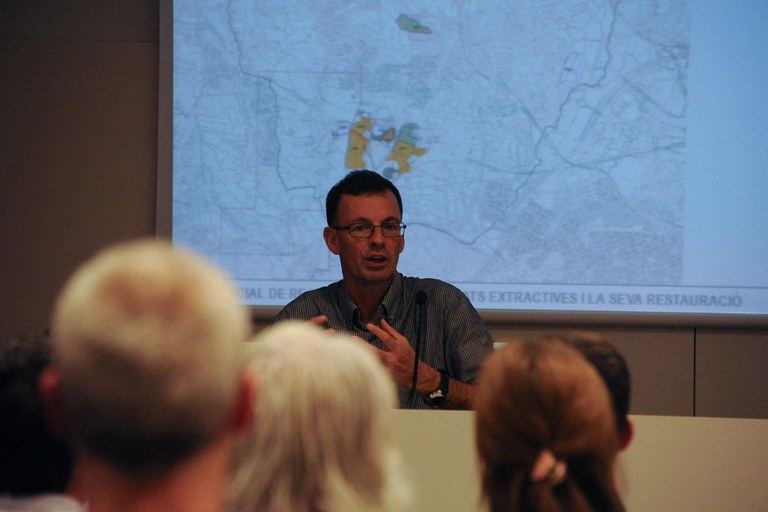 José González Baschwitz, del Taller d’Arquitectura i Territori, explicando el contenido del Plan especial (foto: Localpres)