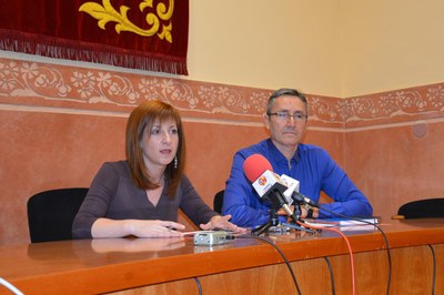 Marta Garcia y José Abadías han presentado las dos líneas de ayudas educativas ante los medios de comunicación.