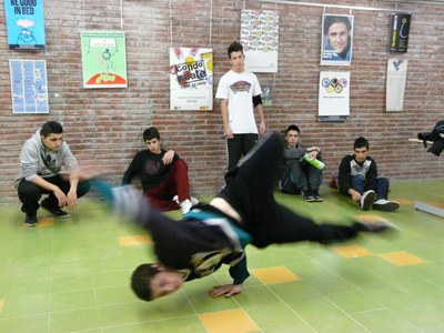 La Torre Bassas ofrece el 'Espacio Break dance' para que los jóvenes puedan practicar esta disciplina.