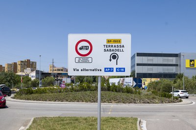 Los nuevos carteles prohíben el paso de los vehículos de gran tonelaje y detallan las vías alternativas (foto: Ayuntamiento de Rubí - Localpres).
