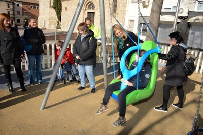 Algunos niños del CEE Ca n'Oriol ya han podido disfrutar del nuevo columpio (foto: Localpres).