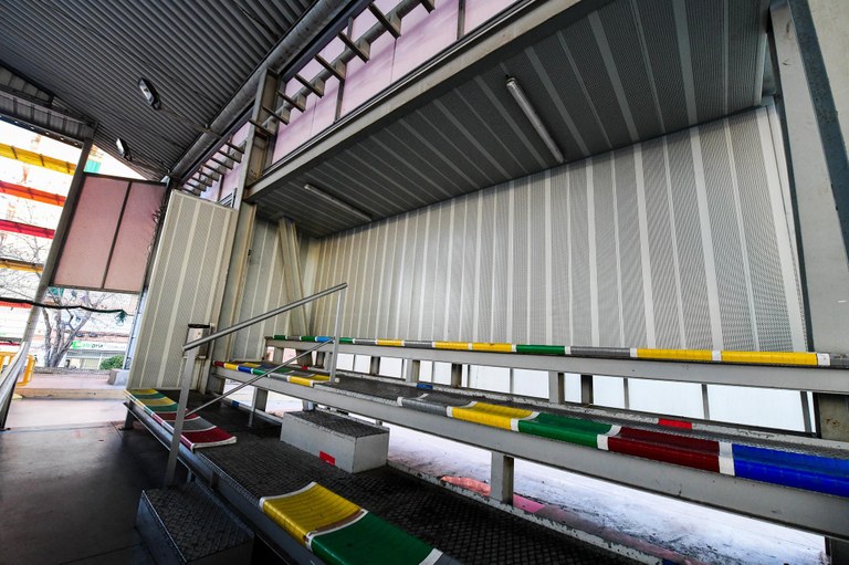 Instalación de paneles acústicos en la zona del grada