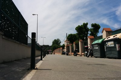 La calle Avinyó, una vía con un volumen importante de circulación de peatones, sólo dispone de una única acera delimitada con pilonas.