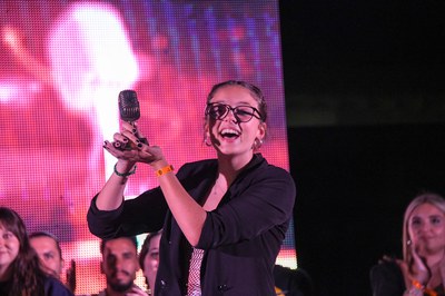 Ivette Estaire, cuando se proclamó ganadora de la primera edición de “Rubí té talent” (foto: Ayuntamiento de Rubí – Localpres).