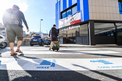 Uno de los pasos de peatones inclusivos que se han pintado esta semana (foto: Ayuntamiento de Rubí – Localpres).