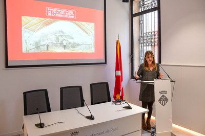 La alcaldesa, durante la presentación del proyecto en la prensa (foto: Ayuntamiento de Rubí – Localpres).