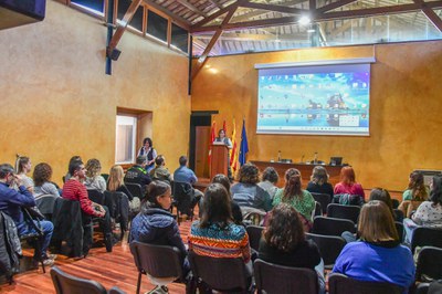 La concejala de Acción Comunitaria ha abierto la sesión (foto: Ayuntamiento de Rubí - Localpres).
