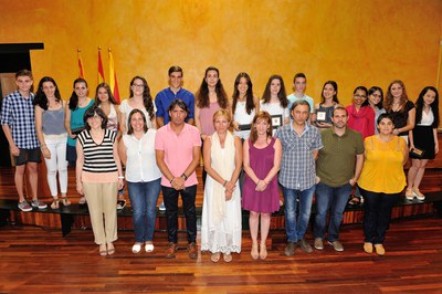 La alcaldesa y la concejala, con los alumnos reconocidos y los directores de los centros (foto: Localpres).