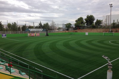 El nuevo césped artificial que se ha instalado en el campo de fútbol de Can Fatjó es resistente al calor y a las heladas.