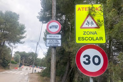 La señalización vertical prohíbe el paso de camiones de gran tonelaje (foto: Ayuntamiento de Rubí - Localpres).