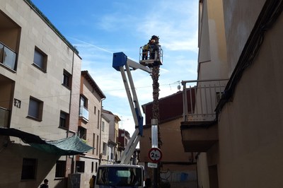 Este lunes se ha retirado la palmera dañada de la c. Sant Jaume, que suponía un riesgo debido a su proximidad a un edificio (foto: Ayuntamiento de Rubí).