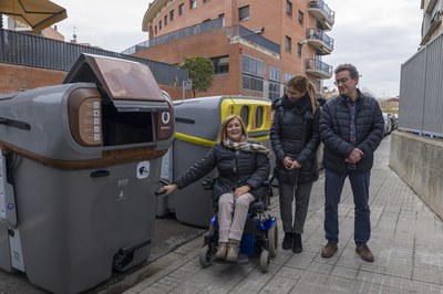 Rodríguez, Martínez y Medrano, frente a una de las nuevas baterías de contenedores (foto: Ayuntamiento de Rubí – Localpres).