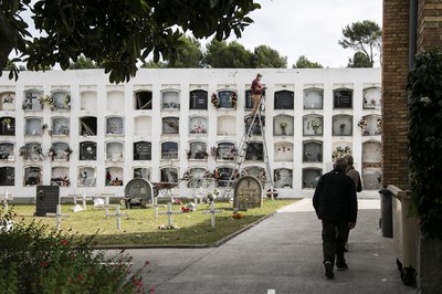 Por Todos los Santos, se incrementa el número de visitas al Cementerio (foto: Ayuntamiento de Rubí - Lali Puig).