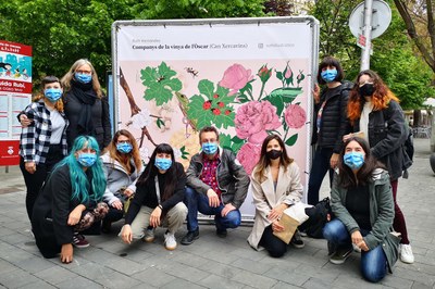 El concejal de Medio Ambiente, Transición Ecológica y Bienestar Animal, con algunas de las ilustradoras del colectivo CIRC (foto: Ayuntamiento de Rubí).