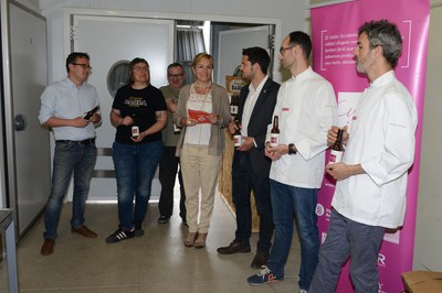La alcaldesa, Ana María Martínez, ha asistido a la presentación de la nueva cerveza del colectivo "Cuina Vallès" (foto: Localpres).