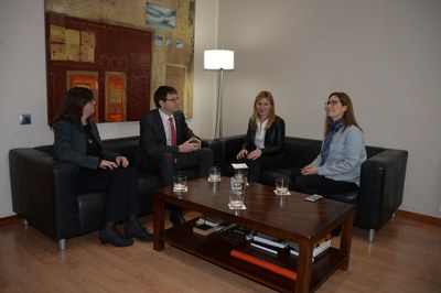 Durante su visita a la ciudad, el conseller ha mantenido una reunión de trabajo con la alcaldesa y la concejal (foto: Localpres)