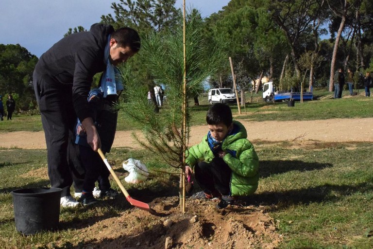 Unas 130 personas han participado en esta 15ª edición del Día del árbol autóctono (foto: Localpres)