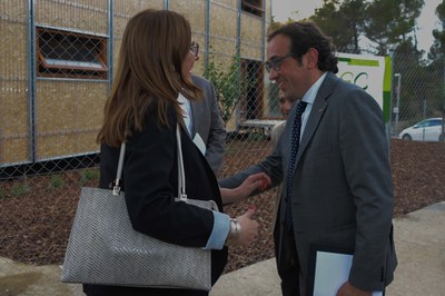 La primera teniente de alcaldía, Maria Mas, recibiendo al conseller de Territorio y Sostenibilidad, Josep Rull (foto: Localpres)