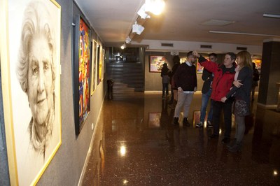 El pintor Miquel Mas explica su obra a la alcaldesa, Ana María Martínez (foto: Localpres).