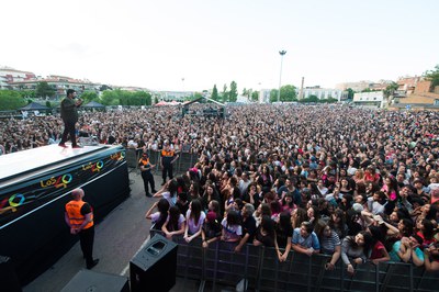 Tony Aguilar presentando el festival ante decenas de miles de personas (foto: Localpres).