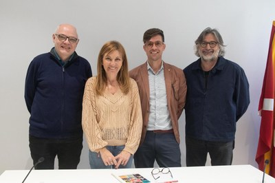 La alcaldesa y el concejal de Promoción y Dinamización Cultural, con los programadores del festival (foto: Ayuntamiento de Rubí - Localpres).