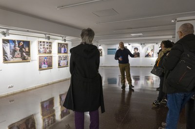Lucas Vallecillos, haciendo un recorrido por la exposición (foto: Ayuntamiento de Rubí - Localpres).