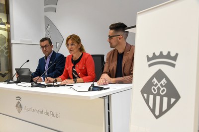 La alcaldesa y los concejales, durante la rueda de prensa para presentar algunos de los asuntos que se debatirán en el Pleno de septiembre (foto: Ayuntamiento de Rubí - Localpres).
