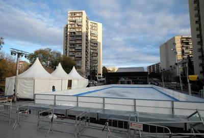 La pista de hielo está ubicada en la plaza de la Nova Estació (foto: Localpres).