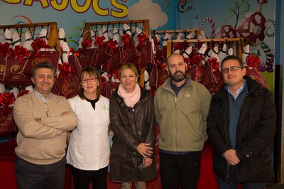 Los miembAssociació d’Adjudicataris del Mercat, con el director del equipamiento, la alcaldesa y el concejal de Comercio (foto: Localpres).