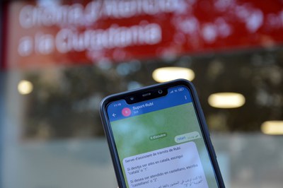 El Chatbot funciona a través de las redes sociales Telegram y WhatsApp (foto: Ayuntamiento de Rubí).