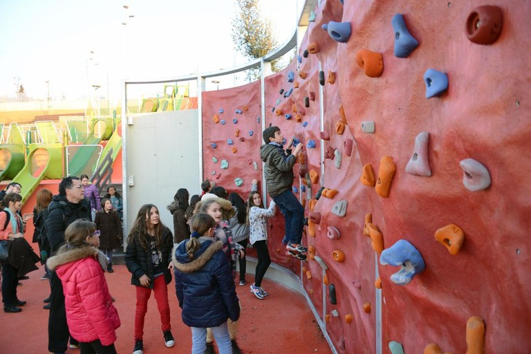 Los niños y niñas han podido examinar el resultado de las obras y probar algunas de sus instalaciones, como por ejemplo el rocódromo (foto: Localpres)