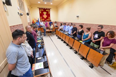 Al inicio de la sesión, los grupos municipales han evidenciado el duelo por el asesinato de siete mujeres en sólo tres semanas a manos de sus parejas o exparejas (foto: Ayuntamiento de Rubí - Localpres).