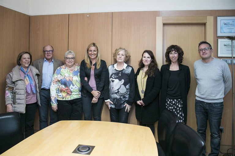 Antes del Pleno, la alcaldesa ha recibido a la Síndica de Greuges de la ciudad y al resto de defensores de la ciudadanía (foto: Ayuntamiento – Lali Puig)
