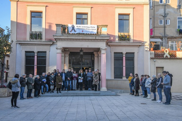 Justo antes de empezar la sesión plenaria, se ha hecho un minuto de silencio para rechazar las violencias machistas (foto: Ayuntamiento de Rubí - Localpres)