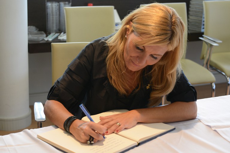 La alcaldesa firmando el libro de honor de Deltalab (foto: Localpres)